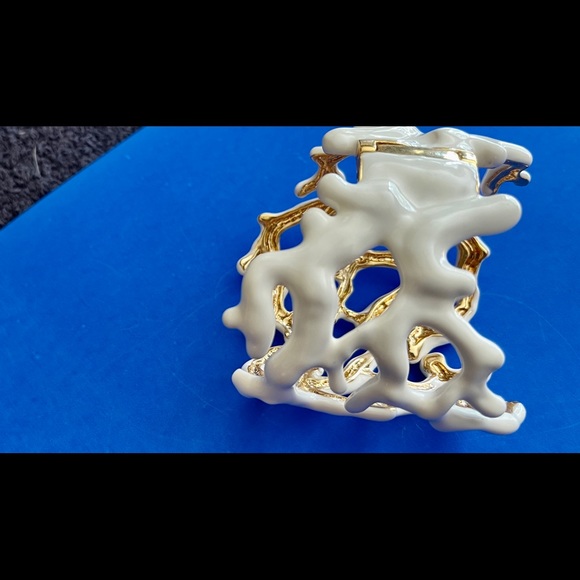 KJL Highly Collectible. Rare White Coral opening by hinges - Picture 7 of 13